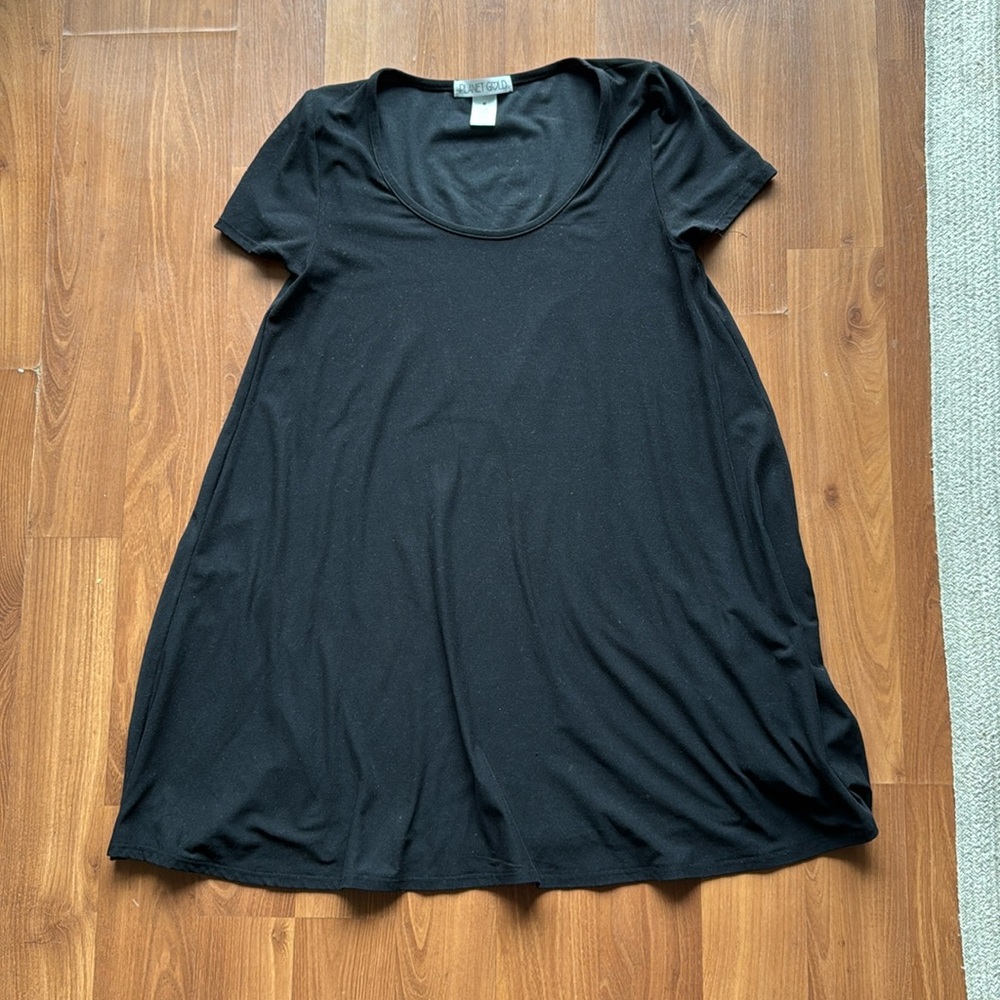 Black short sleeve flowy dress